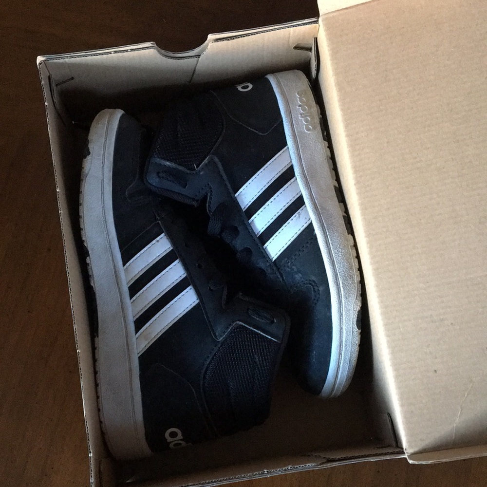 Adidas Hoops 2.0 Mid tops 🖤 Size 3youth